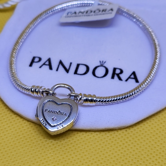New Pandora Moments Disney Heart Charms Bracelet for women's Size 7.9 Inches - Picture 3 of 3